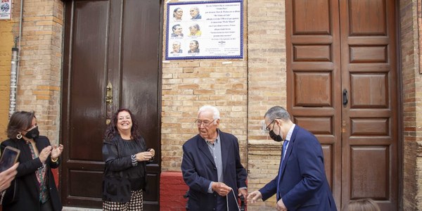 El Ayuntamiento rinde homenaje al grupo flamenco Triana Pura con la colocación de un mural de azulejos conmemorativos que se ha inaugurado en la calle Pureza