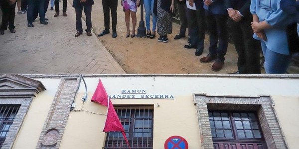 El Ayuntamiento rotula la calle Ramón Fernández Becerra, artífice del plan contra incendios de la Expo’92, y dedica un paseo a Concha Sainz por su contribución al impulso del barrio de San Bernardo y el conjunto del Distrito Nervión