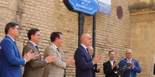 El Ayuntamiento rotula la Plaza del Señor de la Resurrección en el Distrito Casco Antiguo con motivo del 50 aniversario de la Hermandad con sede en la Iglesia de Santa Marina