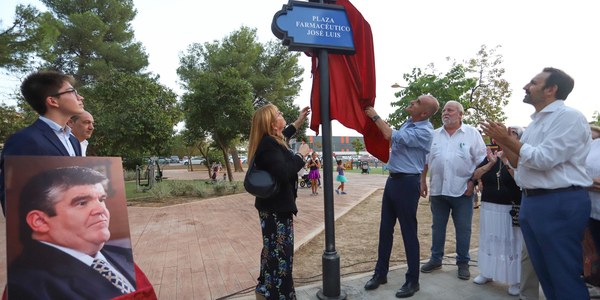 El Ayuntamiento rotula la plaza Farmacéutico José Luis en el Distrito Este-Alcosa-Torreblanca