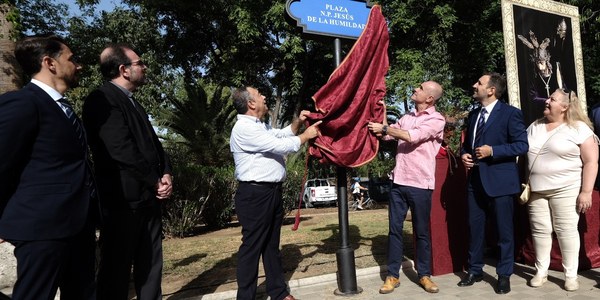 El Ayuntamiento rotula la Plaza Nuestro Padre Jesús de la Humildad en la barriada de Las Góndolas de Sevilla Este tras la propuesta de su asociación de fieles y como reconocimiento a su labor en el barrio