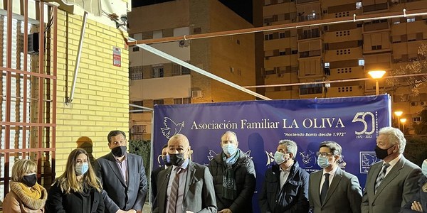 El Ayuntamiento rotula una calle con el nombre Asociación Familiar La Oliva junto a su sede en este barrio del distrito Sur