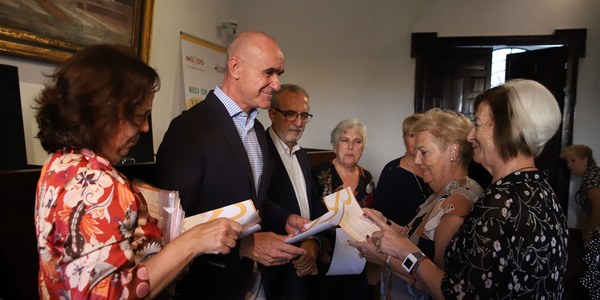 El Ayuntamiento se une a la celebración del Día Internacional de las Personas Mayores con un acto que reúne a unas 200 personas en el Real Alcázar