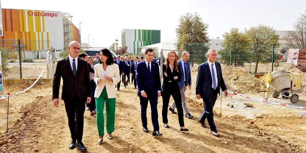 El Ayuntamiento de Sevilla tiene movilizada una inversión pública en iniciativas contra el cambio climático que supera los 430 millones de euros para rehabilitación energética, apuesta por las energías verdes, sistemas de depuración, plantaciones de árboles, movilidad sostenible o economía circular