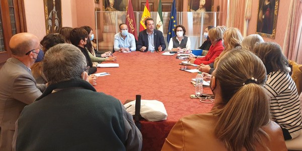 El Ayuntamiento, universidades y centros de investigación inician un proyecto de divulgación científica en barrios y centros educativos