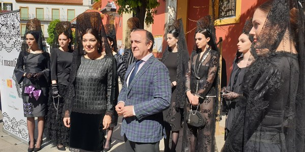 El Ayuntamiento vuelve a respaldar un evento de promoción de la mantilla en su estrategia de apoyo a la moda local y sus diseñadores