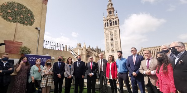 El Ayuntamiento y el gobierno central ponen en marcha una estrategia de impulso a la actividad comercial con la inversión de 1,4 millones de euros en proyectos innovadores de digitalización recogida de residuos y en colaboración con los comercios del Casco Antiguo y Triana