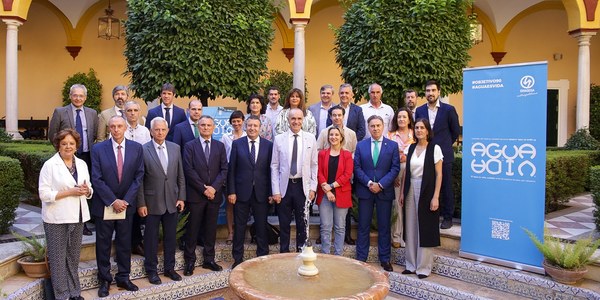El Ayuntamiento y Emasesa avanzan en la estrategia de fomento del ahorro de agua ante la actual situación de prealerta por sequía con la firma de un convenio con una docena de grandes empresas y entidades sociales y económicas para promover un consumo más responsable