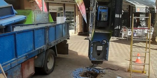 El Ayuntamiento y Telefónica comienzan la retirada de las últimas 117 cabinas te teléfonos de la capital
