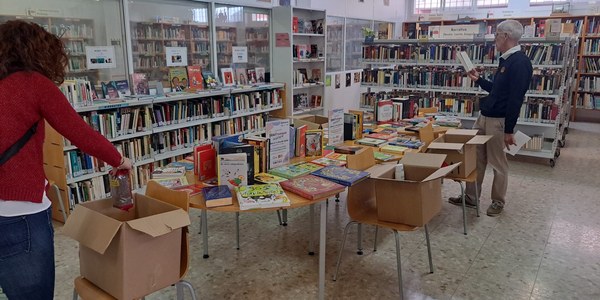El ‘Bibliotrueque solidario’ de la Red Municipal de Bibliotecas de Sevilla recauda más de una tonelada de alimentos en una semana