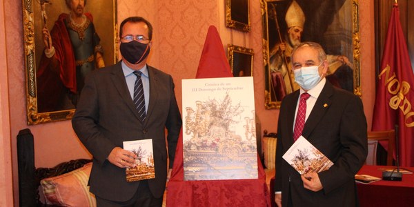 El Distrito Casco Antiguo publica el libro 'La Crónica del III Domingo de Septiembre' que recoge las vivencias de la salida de la Hermandad de la Divina Pastora de Santa Marina en 2021, la primera tras la crisis sanitaria causada por el COVID-19