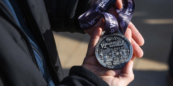 El EDP Medio Maratón de Sevilla 2023 presenta su medalla oficial para los ‘finishers’ que representa la fachada principal de la Real Maestranza