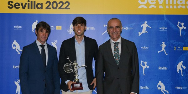 El futbolista Juan Miranda y la nadadora artística Alisa Ozhogina, premiados como mejores del año en la XXXV Fiesta del Deporte del Ayuntamiento de Sevilla