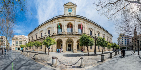 El paro registrado en la ciudad de Sevilla desciende un 21% en el último año y deja el número de desempleados en la cifra más baja desde febrero de 2009 y la contratación indefinida casi se quintuplica