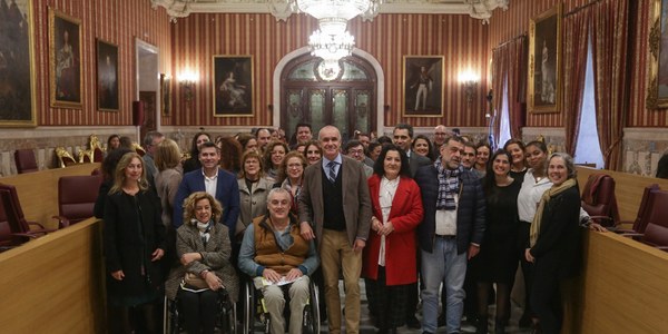 El programa de inserción sociolaboral Sevilla Integra alcanza a 8.080 personas desempleadas, un 30 por ciento más de lo previsto, consigue 1.420 prácticas en empresas y 888 contratos de trabajo y logra que una cuarta parte de los participantes proceda de barrios desfavorecidos