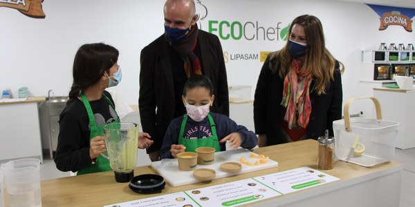 El programa de talleres medioambientales Ecochef de Lipasam llega a más de 600 menores y adultos durante el mes de julio a través de las escuelas de verano de los Distritos