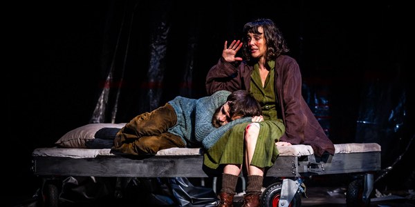 El Teatro Lope de Vega recibe a la actriz sevillana Belén Cuesta con 'El hombre almohada', un thriller psicológico en torno al maltrato infantil