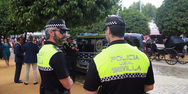 El viernes de Feria transcurre sin incidencias destacables, con una afluencia importante de personas al Real y sin concentración de jóvenes para el consumo de bebidas alcohólicas en las calles de Los Remedios gracias al dispositivo desplegado por la Policía Local