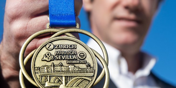 El Zurich Maratón de Sevilla celebra los 170 años del Puente de Triana dedicándole su medalla y presenta las camisetas oficiales Asics