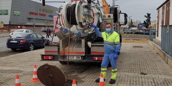 Emasesa actúa sobre la totalidad de los imbornales de la ciudad para mejorar la evacuación de las lluvias y prevenir inundaciones