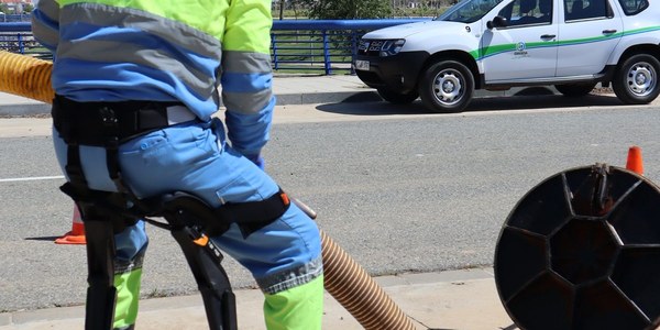 Emasesa realiza pruebas con exoesqueletos para valorar su idoneidad para los trabajos de mantenimiento en su red y mejorar la prevención de riesgos laborales en la plantilla