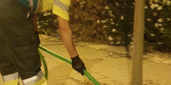 Esta acción refuerza el mantenimiento de árboles con los que se han recuperado alcorques vacíos que no disponen de sistemas automatizados o nuevas soluciones urbanísticas y completa otras acciones similares