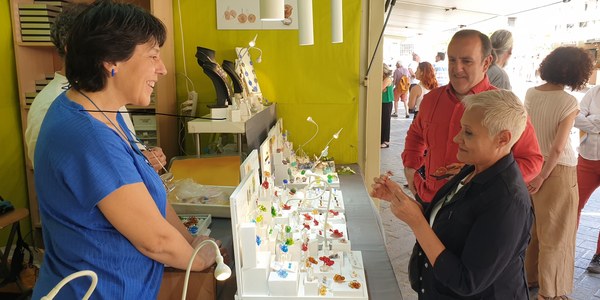 El Ayuntamiento impulsa la XIII Feria de Artesanía Creativa ‘Hecho en Sevilla’ con 34 creadores que exponen sus trabajos en el entorno de la  Catedral y el Archivo de Indias