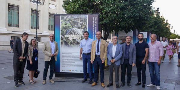 La Avenida de la Constitución  alberga la exposición de los diseños ganadores del concurso de arquitectura para la futura sede del Centro Común de Investigación (JRC)