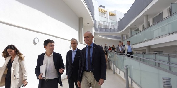 La colaboración público-privada entre Ayuntamiento y Acciona permite completar el nuevo edificio residencial de la manzana de la Barqueta diseñado con criterios de sostenibilidad y de respeto hacia su histórica fachada y tras una inversión de 4 millones de euros