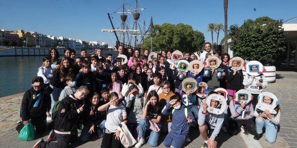 La delegada de Educación asiste a la presentación de 'Encelado' en un acto participativo con alumnado de Primaria del CEIP Príncipe de Asturias de Torreblanca