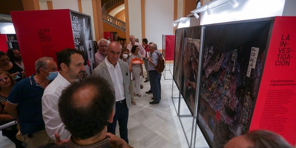La exposición ‘Pico Reja. La tierra habla’ llega al Ayuntamiento con motivo del Día de la Memoria Histórica para ofrecer una visión de los trabajos que se vienen realizando y los hallazgos que se han encontrado en esta fosa