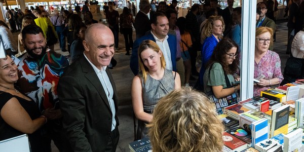 La Feria del Libro de Sevilla culmina una “exitosa edición” con aumento de ventas y gran presencia de público tras el cambio de fecha, la ampliación del espacio, el premio Almudena Grandes y la apuesta por la literatura infantil y juvenil