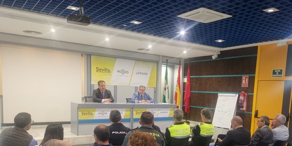La Feria encara su recta final tras una nueva jornada de gran afluencia al Real y con los dispositivos especiales preparados para la movilidad y seguridad durante el espectáculo de los fuegos y el desmontaje de las casetas