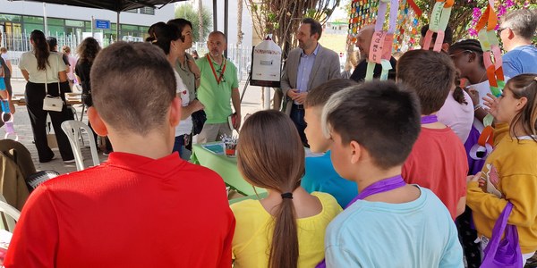 La II Feria del Libro de Torreblanca se cierra con las visitas de todos los centros escolares del barrio y la colaboración de entidades, Ayuntamiento y Universidad de Sevilla