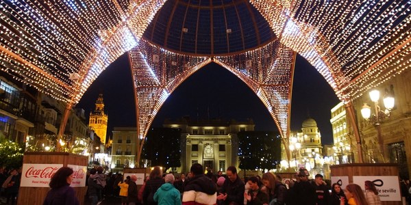 La iluminación singular en la Plaza de San Francisco y belenes vivientes, carteros reales, talleres para los más pequeños, propuestas de ocio joven, zambombas o coros de campanilleros configuran la programación navideña repartida por los distritos este fin de semana