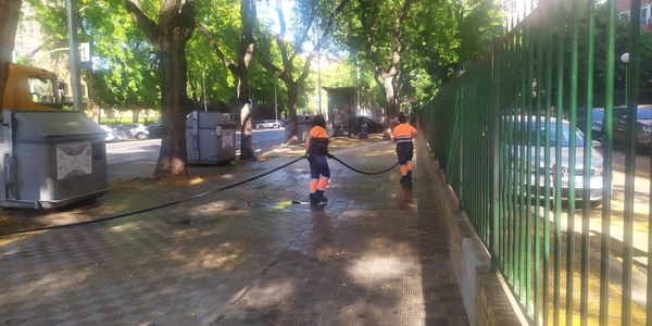 La nueva fase del ‘Plan Ciudad’ de Lipasam con el programa extraordinario de limpieza y baldeos por las tardes en los barrios supera el medio centenar de actuaciones en sus dos primeras jornadas