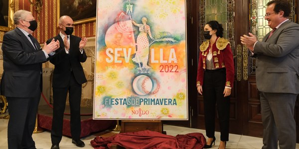 La pintora María Tapia realiza para el cartel de las Fiestas de Primavera de 2022 del Ayuntamiento de Sevilla una obra alegórica de las celebraciones de la ciudad llena de color que pretende lanzar un mensaje de optimismo