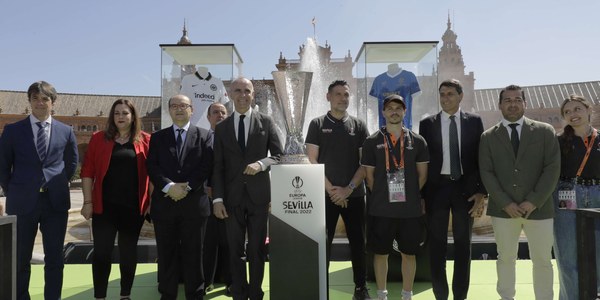 La Plaza de España acoge el Fan Festival, la propuesta familiar del Ayuntamiento para la UEFA Europa League Final que cuenta con la participación de los colegios con el objetivo de impulsar la actividad deportiva
