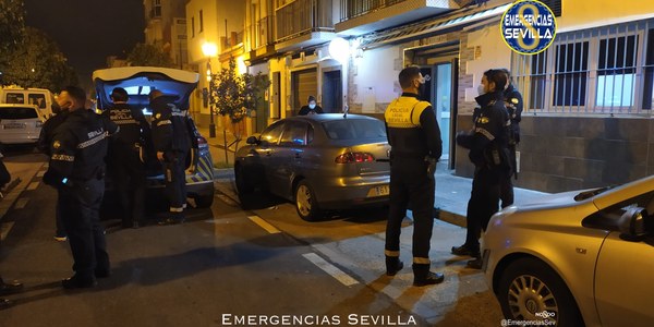 La Policía Local refuerza durante el fin de semana la labor preventiva para evitar la concentración de personas bebiendo alcohol en la vía pública con un total de 24 intervenciones en distintos puntos de la ciudad y 133 denuncias