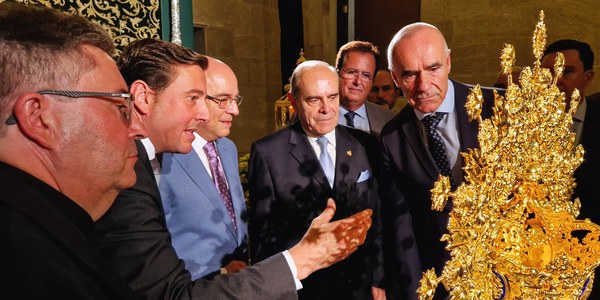La sede del Ayuntamiento acoge la exposición de enseres ‘Amoris Corona’ de la Hermandad de San Roque con motivo de las efemérides sobre su coronación canónica