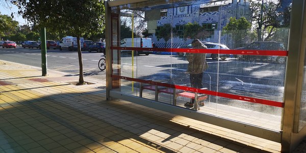 La Unidad de Atención a Barrios del Ayuntamiento impulsa la mejora de cuatro paradas de Tussam en Paseo de las Delicias, Cisneo Alto y Parque Alcosa sobre todo por razones de accesibilidad universal