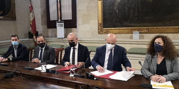 Los alcaldes de Sevilla y Dos Hermanas firman un convenio de colaboración para aunar acciones de promoción y planificación turística de las dos ciudades en el ámbito metropolitano