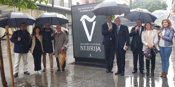 Los alcaldes de Sevilla y Lebrija inauguran la exposición urbana de Elio Antonio de Nebrija en la Avenida de la Constitución