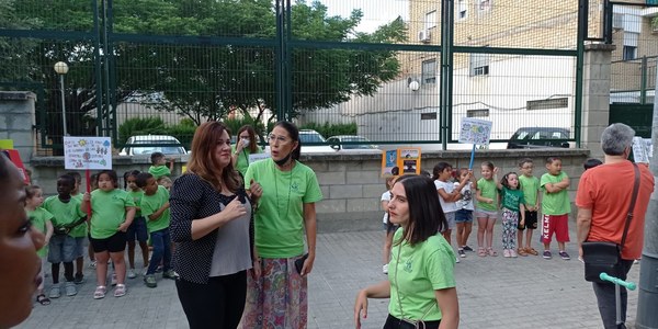 Los niños y niñas del CEIP Adriano del Valle, en Cerro-Amate, conciencian a los vecinos sobre la limpieza de sus barriadas con apoyo de Lipasam y en el marco del Día Internacional del Medio Ambiente