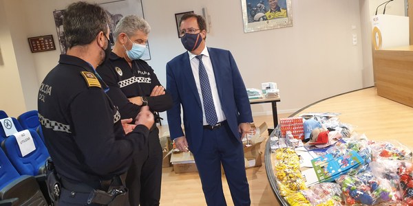 Policía Local y Bomberos precintan cinco naves del Polígono Carretera Amarilla por motivos de seguridad e incautan 7.500 productos falsificados con un valor de 200.000 euros