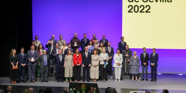 Sevilla entrega sus máximas distinciones honoríficas a la actriz María Galiana y la bailaora Manuela Carrasco en una ceremonia donde el alcalde destaca la cultura como elemento transformador y apela a una ciudad del conocimiento, de sostenibilidad, de empresas fuertes y de compromiso y solidaridad