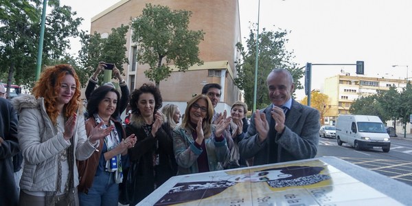Sevilla rinde homenaje al pintor vanguardista comprometido con la comunidad LGTBI José Pérez Ocaña con la inauguración de un monolito en la calle que lleva su nombre situada en el distrito San Pablo-Santa Justa