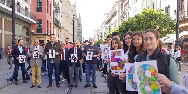 1.900 participantes baten el récord de la mayor cadena humana de decimales del número Pi en conmemoración del Día de las Matemáticas que celebran Ayuntamiento, la Universidad de Sevilla, la asociación SAEM Thales y centros educativos