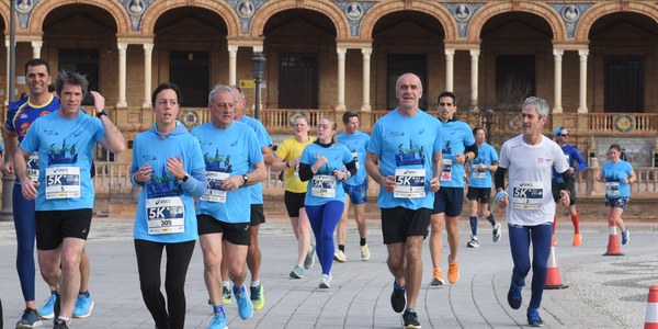2.000 corredores participan en la Zurich 5K Breakfast Run junto a Antón, Cacho, Fiz en la preparación del Zurich Maratón de Sevilla