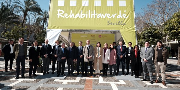 El alcalde destaca la apuesta del Ayuntamiento por la rehabilitación sostenible con 27 millones de euros previstos para la recuperación de viviendas en Alcosa y Los Pajaritos y ocho proyectos de cohousing o la inversión de 13 millones de euros en la mejora energética de mercados o colegios